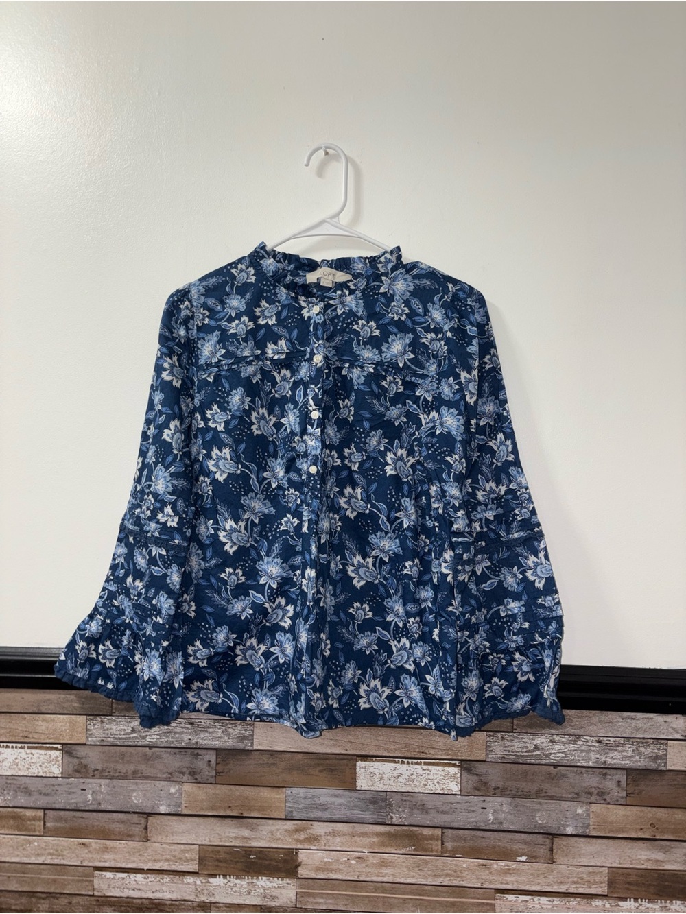 Women’s Loft Blue and White Floral Long Flare Sleeve Top Size Small